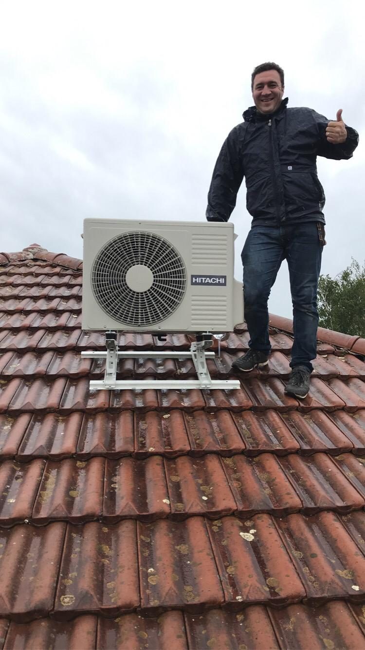 Mathieu Maurin, fondateur Easy Calo, sur un chantier d'installation de pompe à chaleur à Niévroz